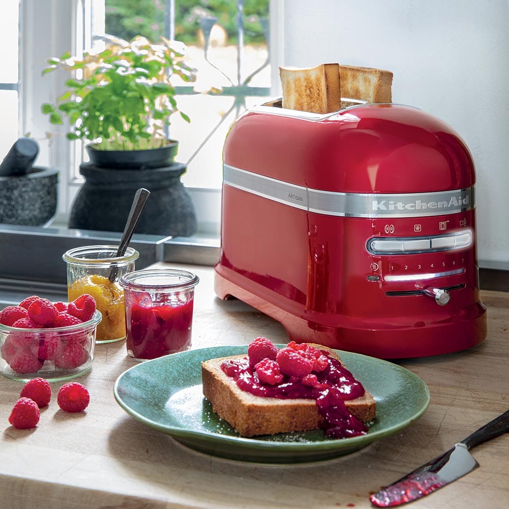 KitchenAid 5KMT2204BCA Artisan 2-slot Toaster in Candy Apple KitchenAid 5KMT2204BCA Artisan 2-slot Toaster in Candy Apple